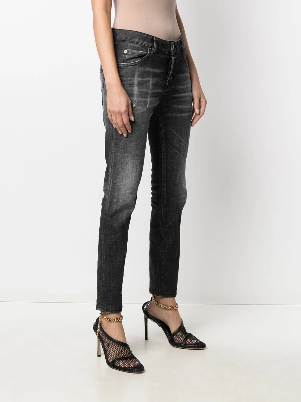 Prix Sacrifiés Dsquared2 Jean à effet usé et patch logo jeans courts femme 5 Dsquared2 jean à effet usé et patch logo